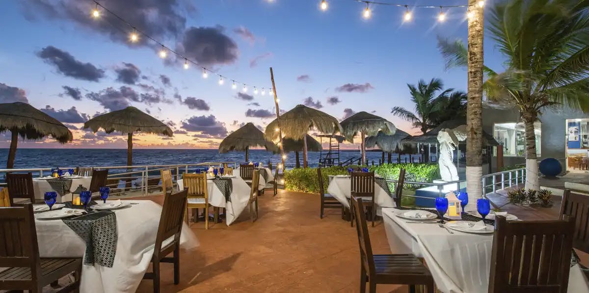 restaurante-Club-regina-cancun-de-noche-vista-al-mar